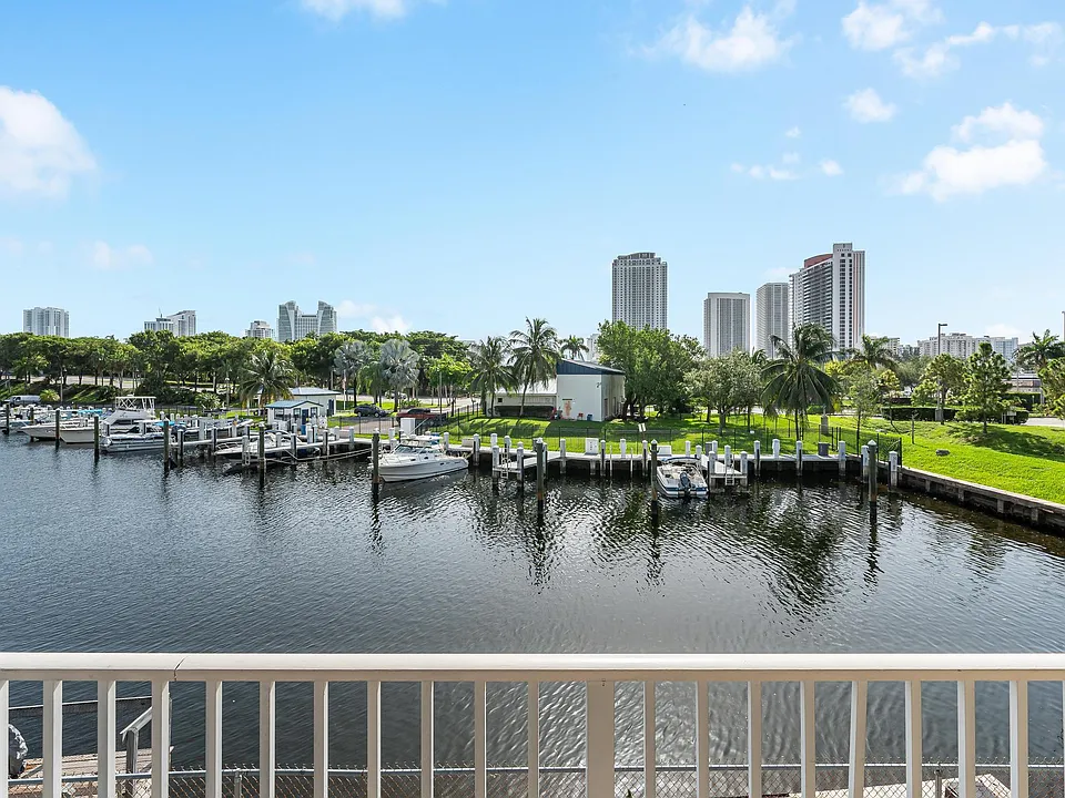 26 Diplomat Pkwy #2390