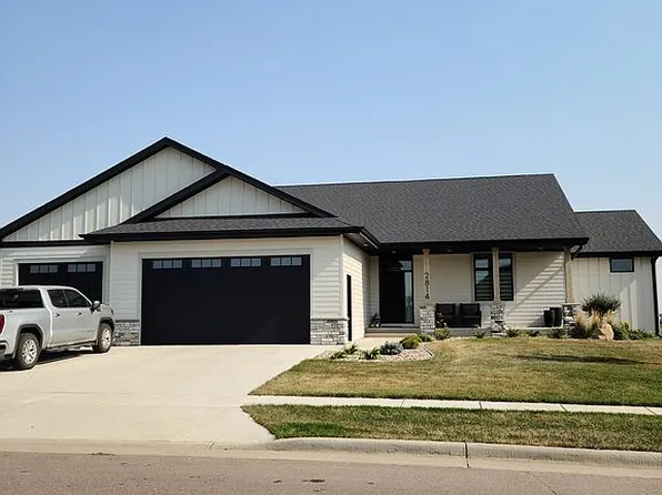 2814 Woodbine Ave, Yankton, SD 57078