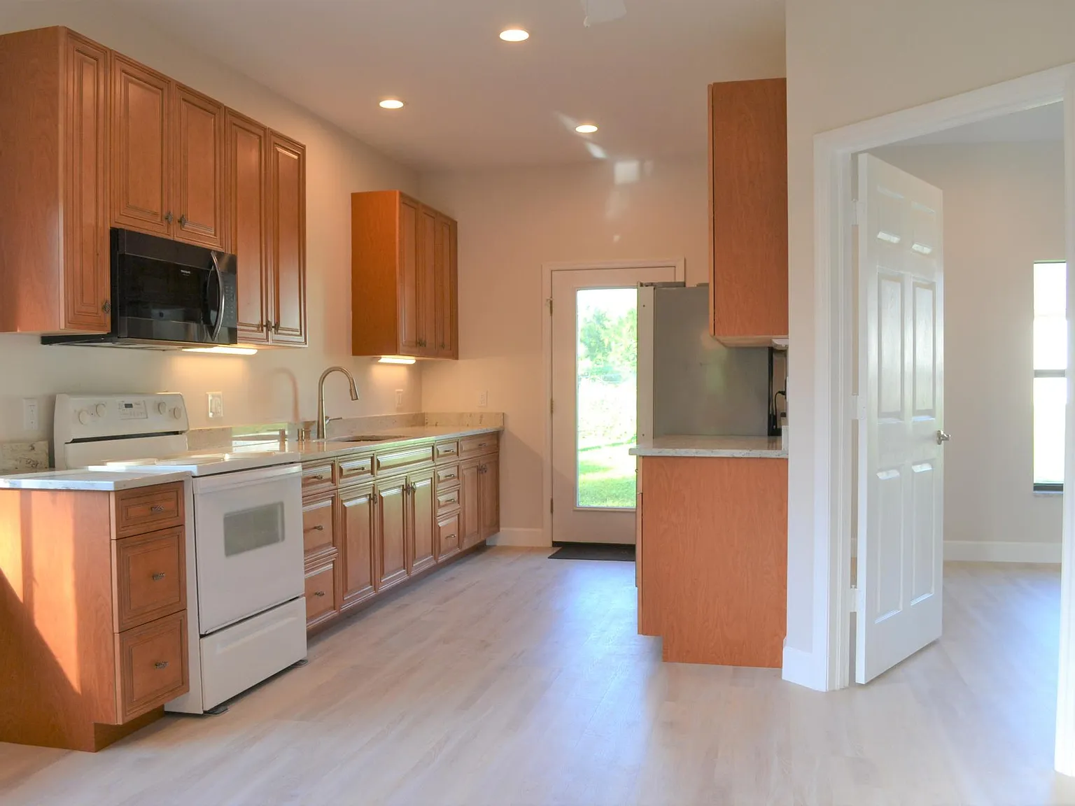 1 bed, 900 sqft, $1,850 — Photo 2