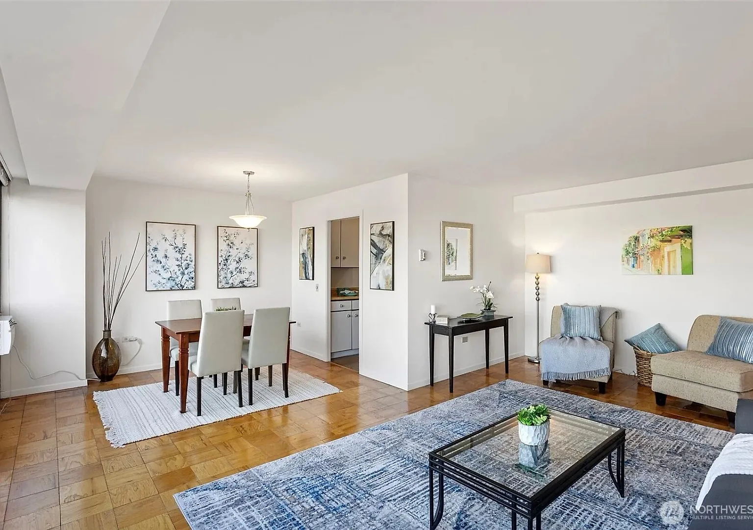 Sutton Place Condo in the heart of vibrant First Hill Water, sewer, garbage, and heating included! — Photo 4