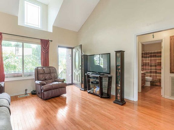 4th image of 203 Priest View Dr