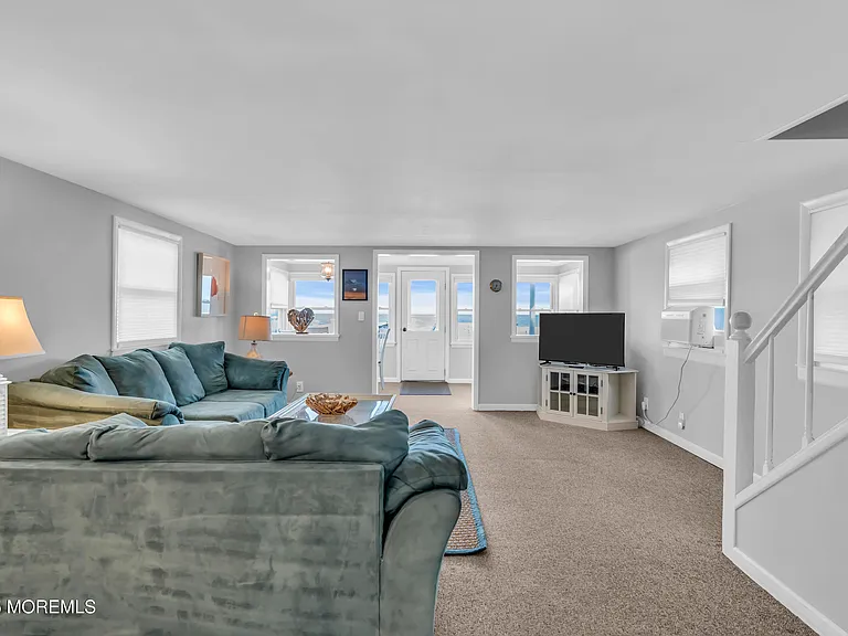 413 Beachfront — Photo 7