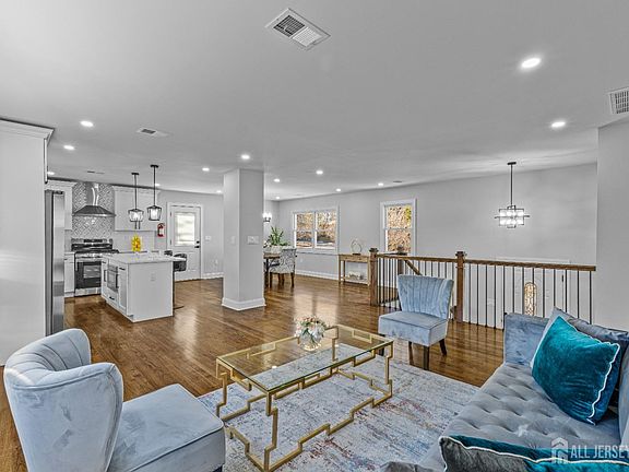 5th image of 5 E Waverly Dr