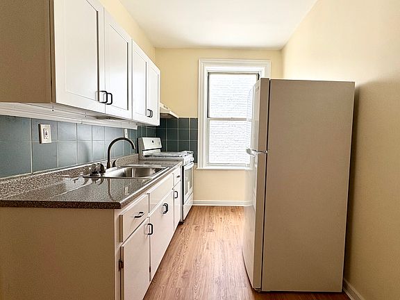 4th image of 285 Sullivan Pl #2B