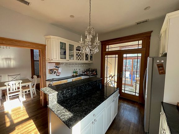 3rd image of 1510 W Oakdale Ave #2
