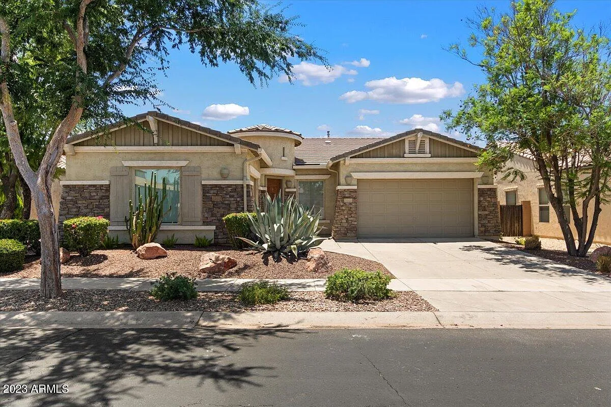 3 bed, 2.0 bath, 2458 sqft, $3,795 — Photo 2