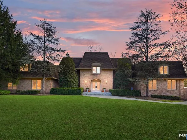 425 Saddle Back Trl, Franklin Lakes, NJ 07417