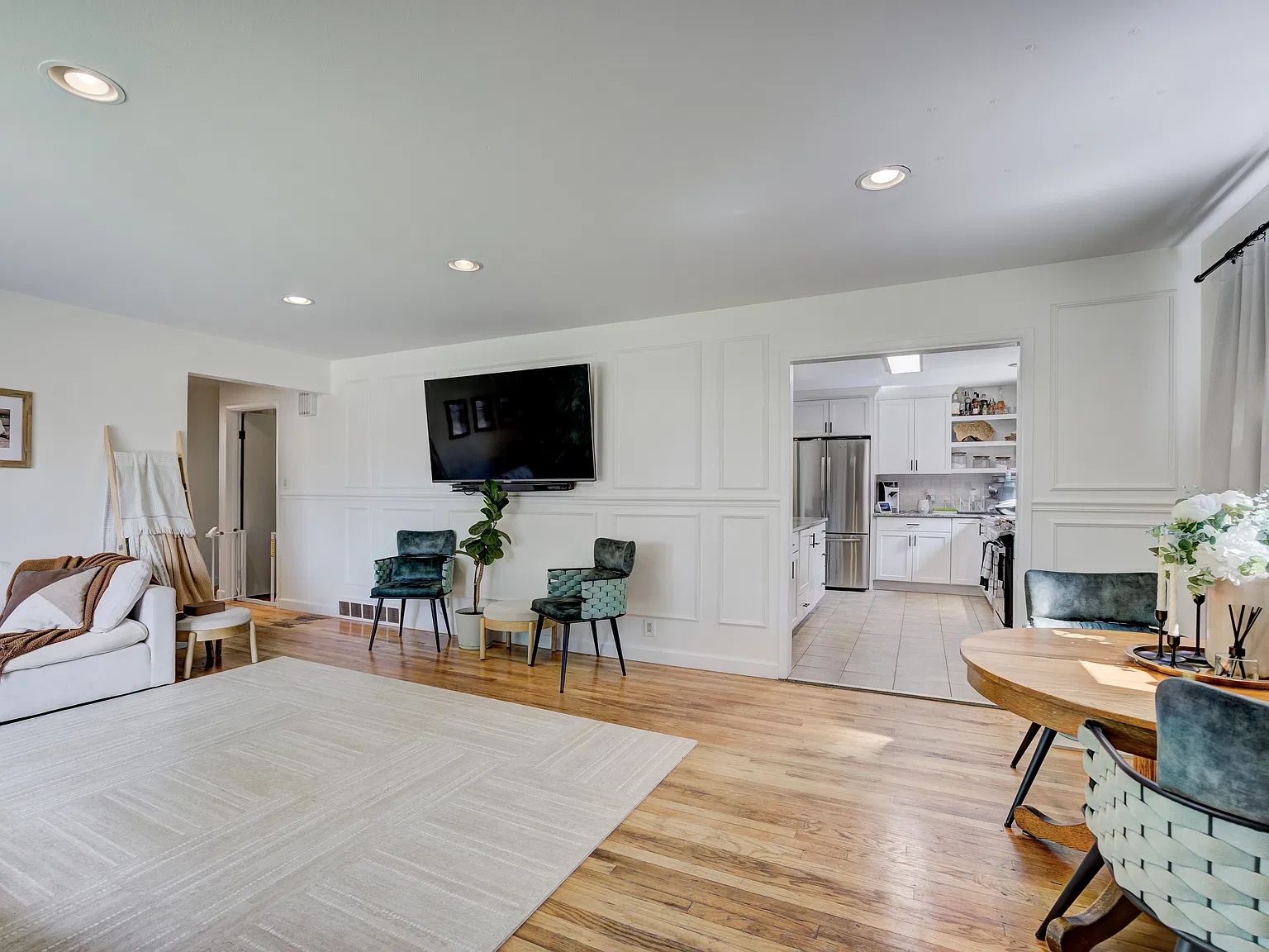 3 bed, 2.5 bath, 1864 sqft, $2,200 — Photo 2