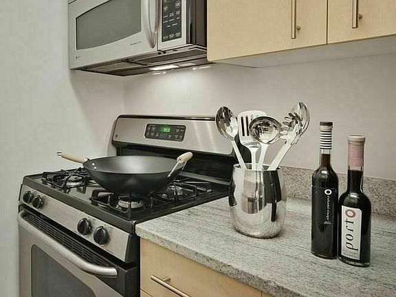 4th image of 90 Washington St APT 22J