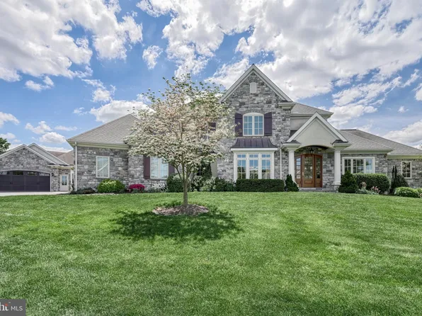 396 Lake Dr, Mechanicsburg, PA 17055
