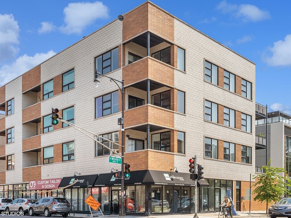 1st image of 1555 N Wood St Unit 302