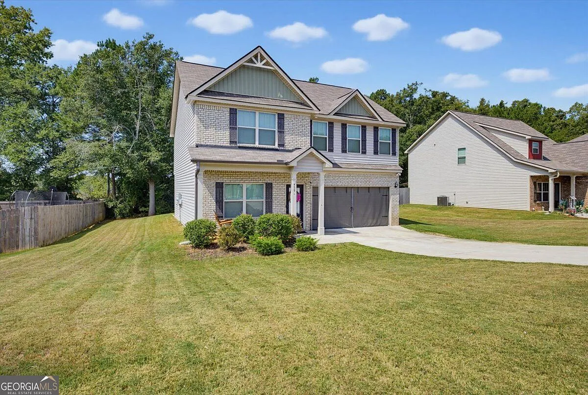 4 bed, 2.5 bath, 2253 sqft, $2,200 — Photo 2