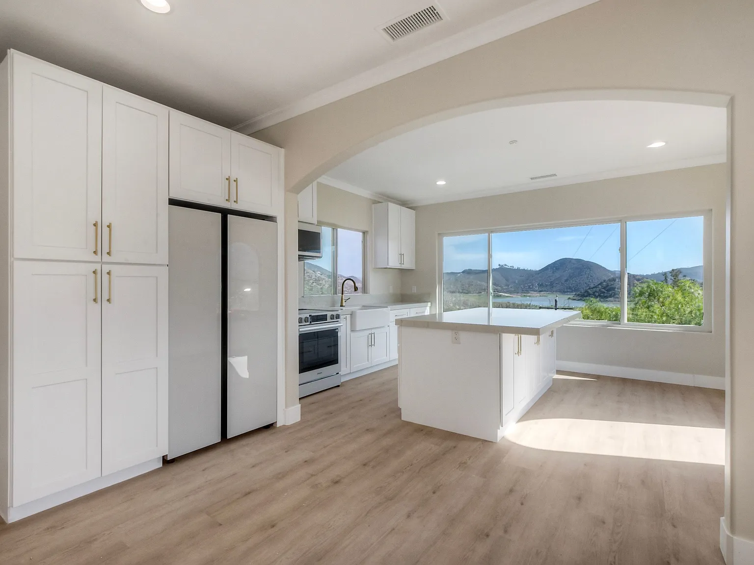 2 bed, 2.5 bath, 2100 sqft, $6,250 — Photo 3