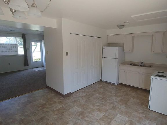 Eat-In Kitchen (Laundry hookups in closet) 