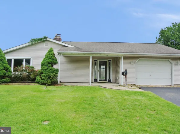 15 Dogwood Dr, Levittown, PA 19055