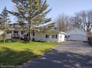 6701 Doyon Dr S, Waterford, MI 48327