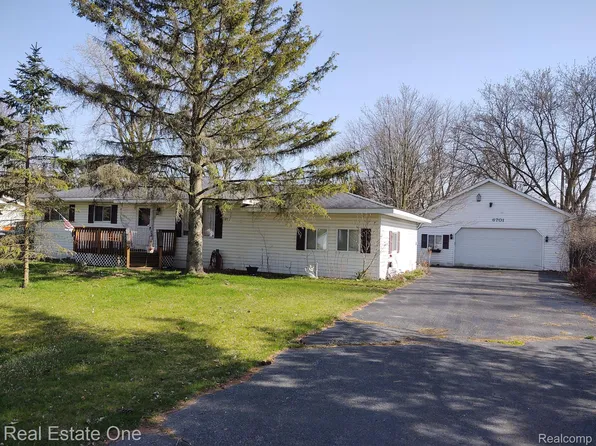 6701 Doyon Dr S, Waterford, MI 48327