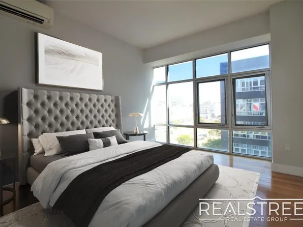 90-02 Queens Boulevard image 5 of 12