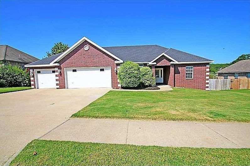 1st image of 409 NW Saddlebrook Dr