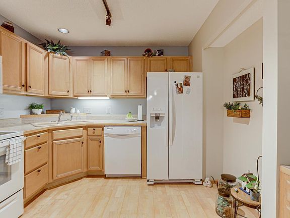 3rd image of 138 Carmel Ave W