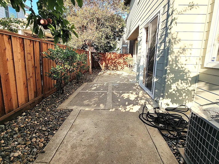 925 Gates St — Photo 43