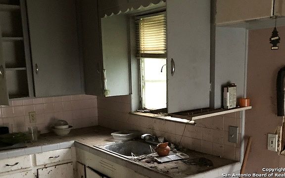 4th image of 102 Oxford Dr