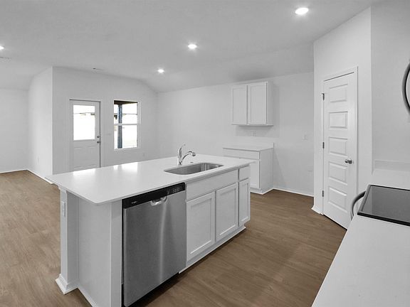 4th image of 111 E Sunbelt Ct