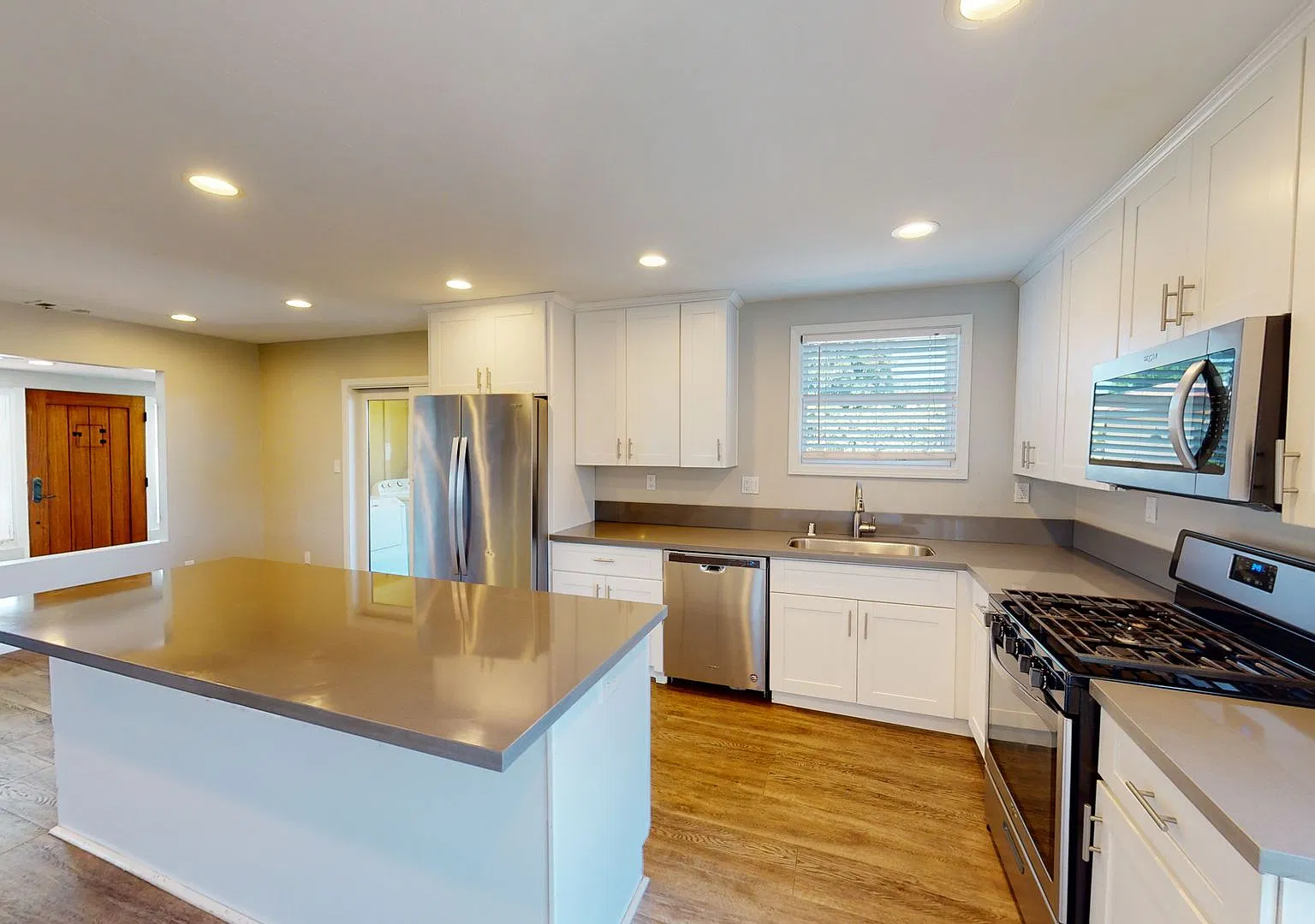 Large House!! Large Bedrooms!! Great patio space!! — Photo 3