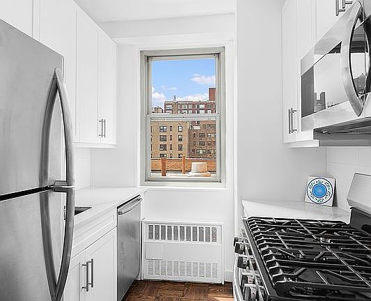 5th image of 300 E 74th St APT 15B