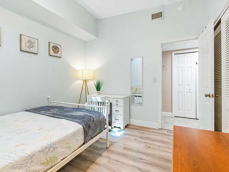 2420 Mineola Dr S — Photo 16