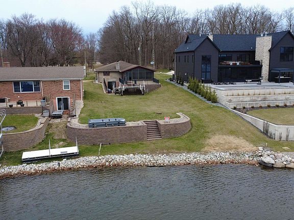 4th image of 2922 Country Club Dr S