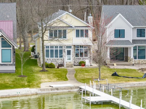 522 E Clear Lake Dr, Fremont, IN 46737