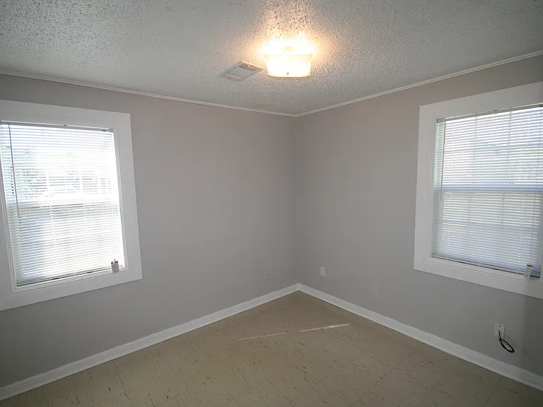 2705 Rose Dr — Photo 10