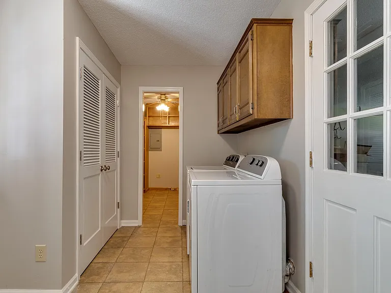 841 Cloverleaf Dr — Photo 13