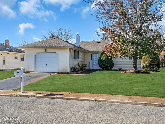 3rd image of 267 Charlotteville Drive N