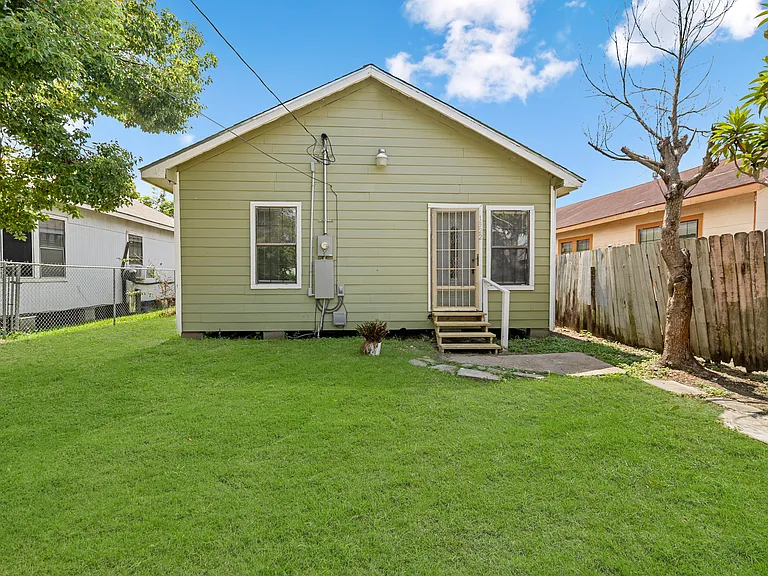 1322 Magnolia St — Photo 2