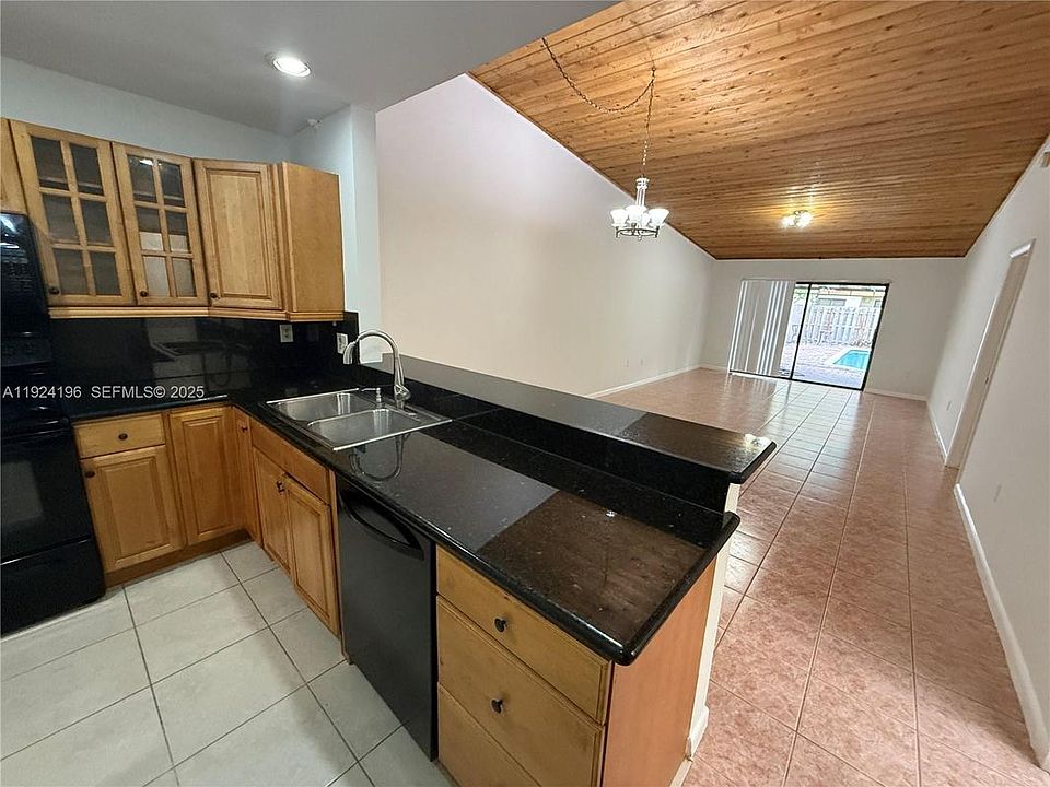1st image of 3325 Oak Dr #Townhouse