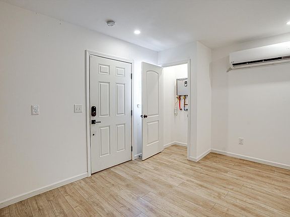 4th image of 720 East Ave
