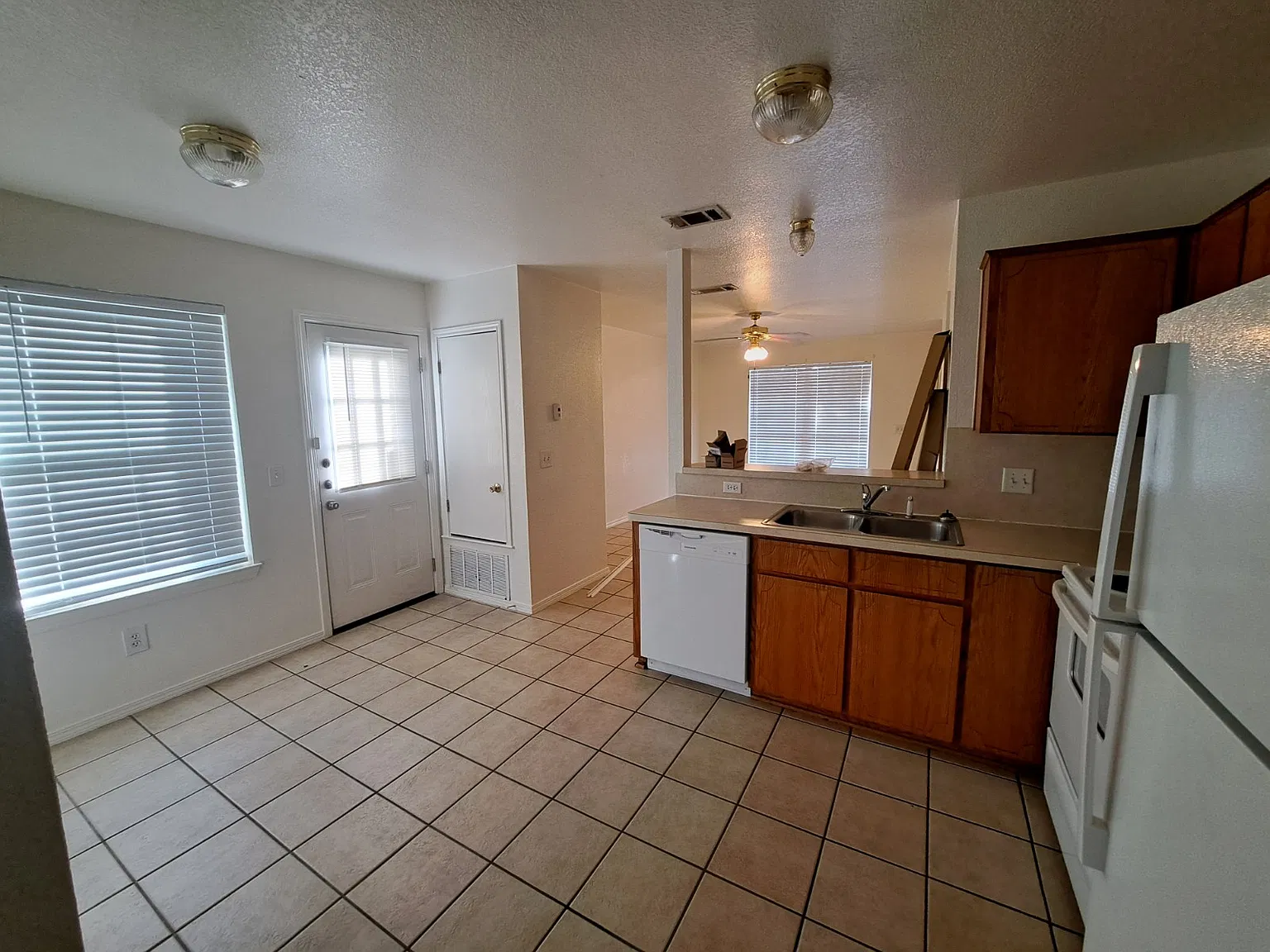 2 bed, 1.5 bath, 1050 sqft, $800 — Photo 3