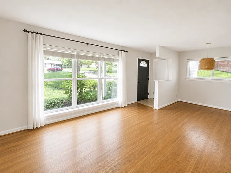 9 Country Squire Ln — Photo 2