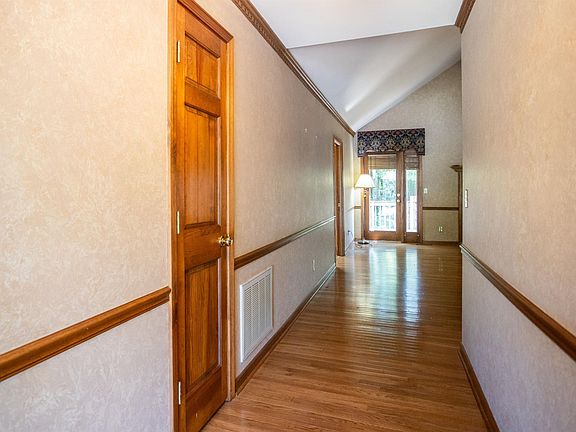 4th image of 306 Cottonwood Ct