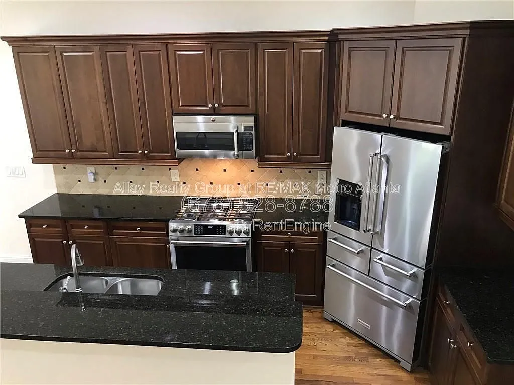 3 bed, 3.5 bath, 2302 sqft, $3,300 — Photo 4