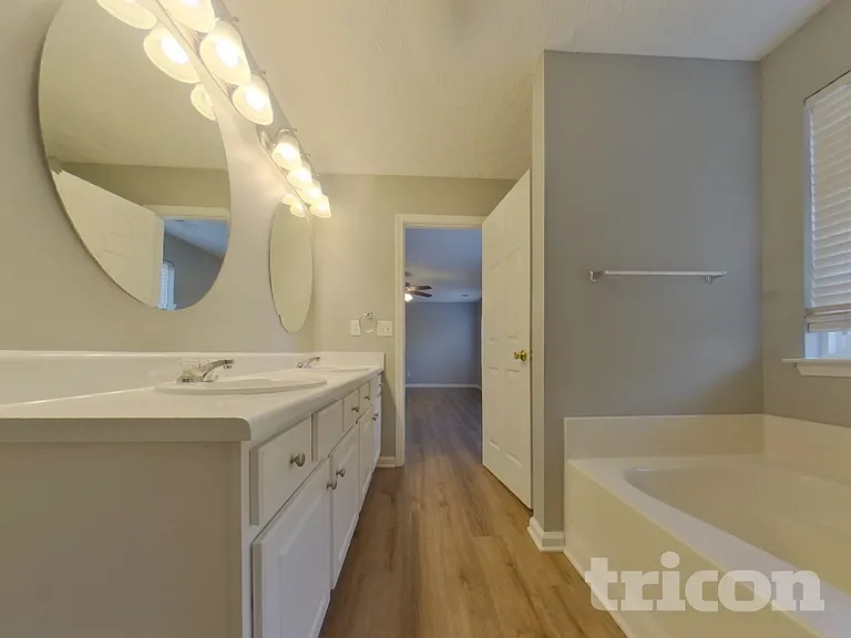 878 Crestworth Xing — Photo 10