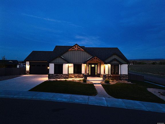 3rd image of 2943 Heathrow Ave