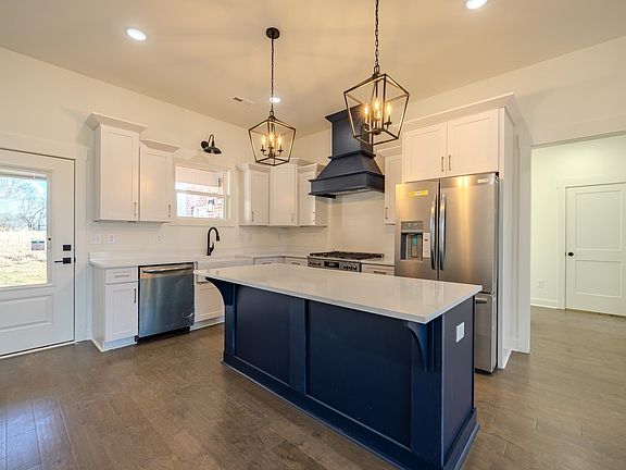 3rd image of 130 Belvedere Cir