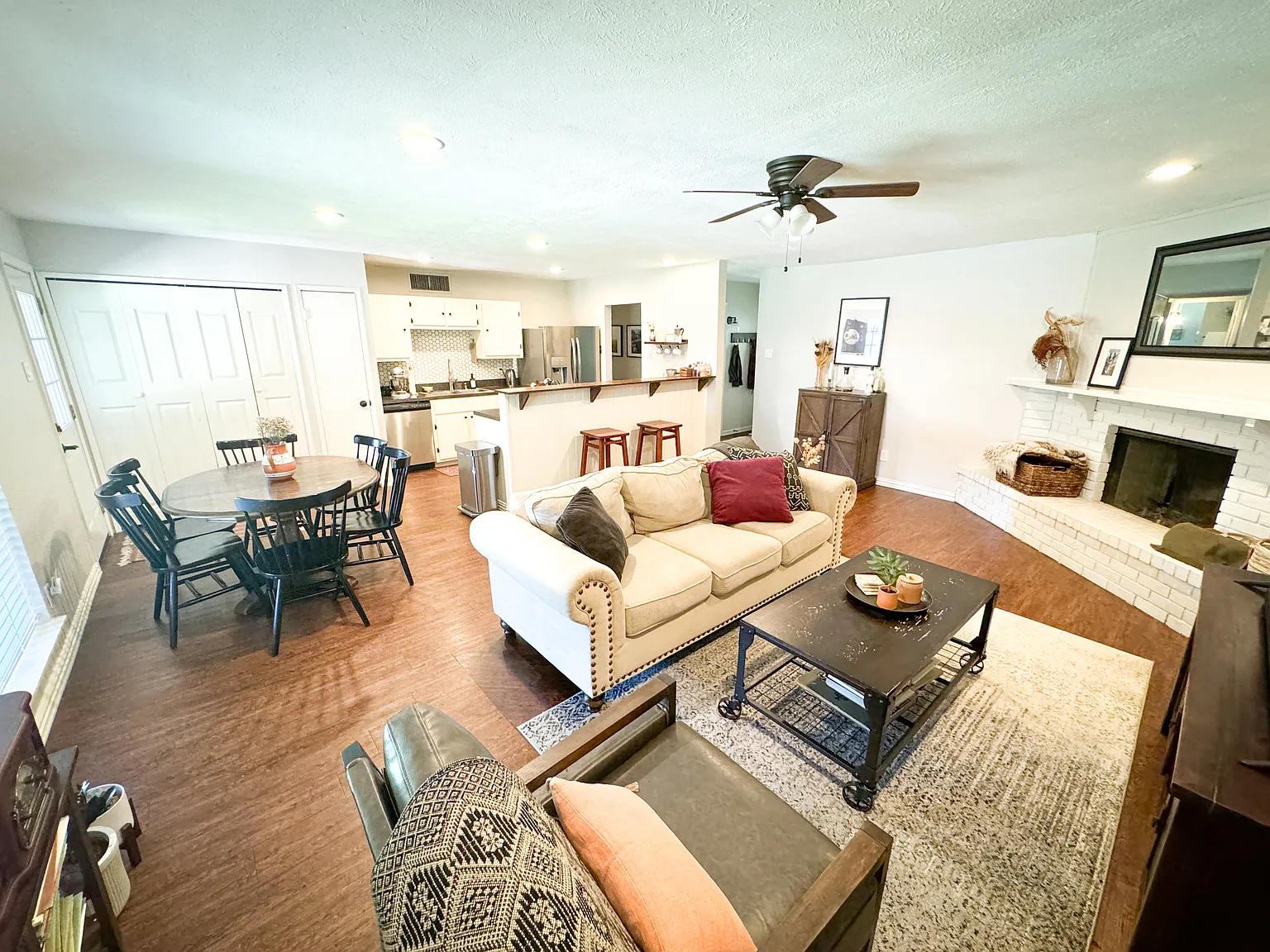 3 bed, 1335 sqft, $2,280 — Photo 3