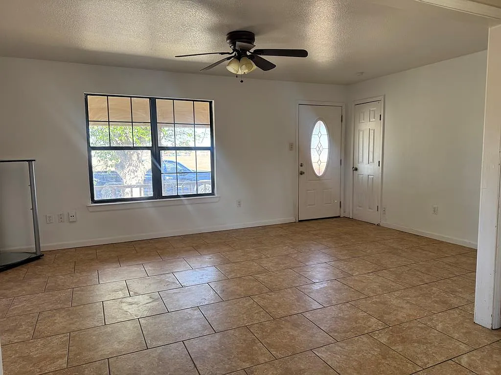 5 bed, 2.5 bath, 1724 sqft, $2,000 — Photo 3