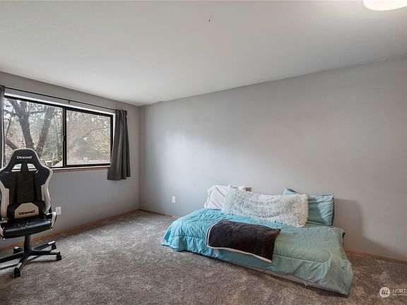 4th image of 1017 135th Avenue SE