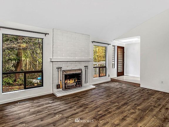 5th image of 24312 SE Mirrormont Blvd