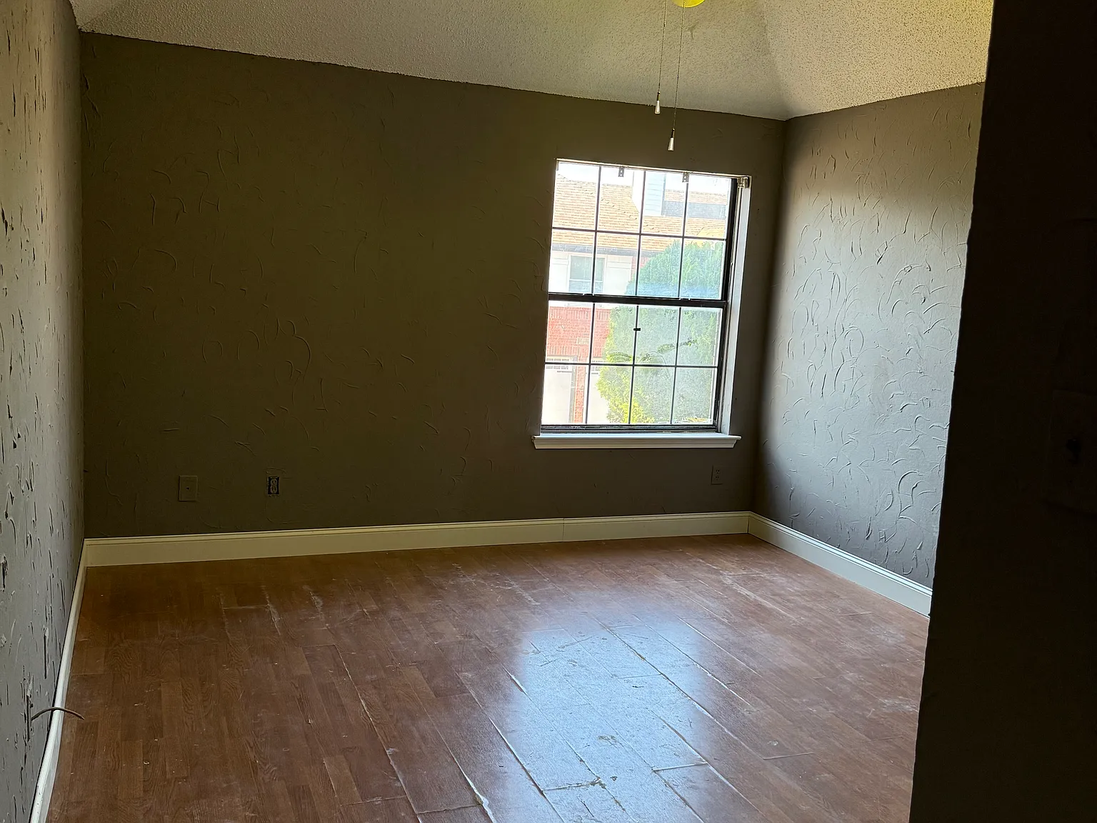 4 bed, 2016 sqft, $2,450 — Photo 3